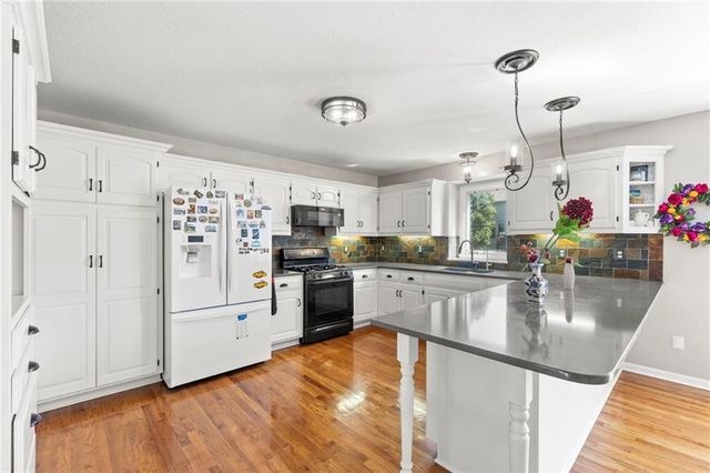 7433 N Smalley Avenue, Kansas City, MO 64158