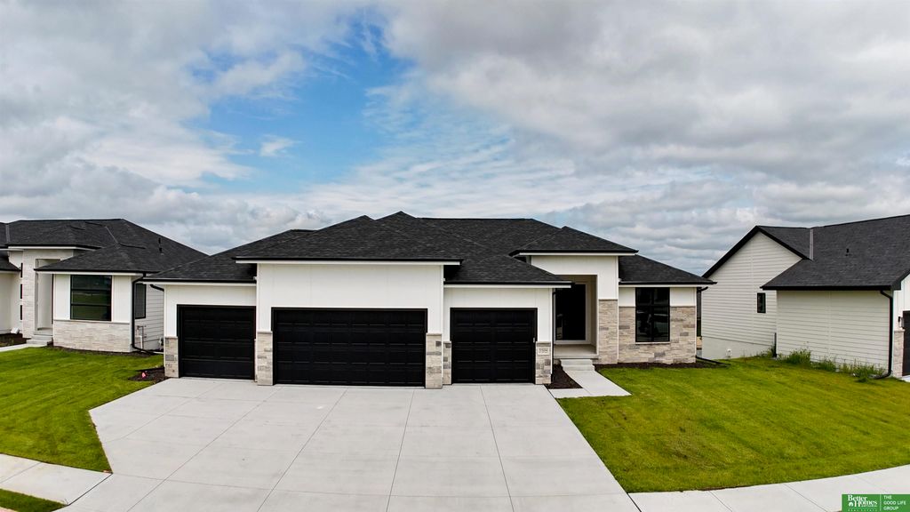 5504 N 212th Avenue, Elkhorn, NE 68022