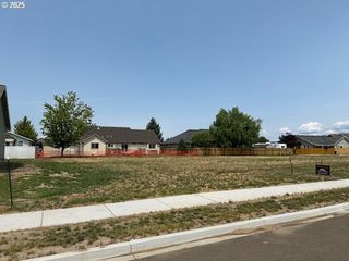 10702 Greg Ln, Island City, OR 97814