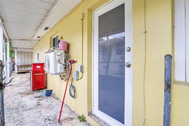 1052 NW 25th Avenue, Miami, FL 33125