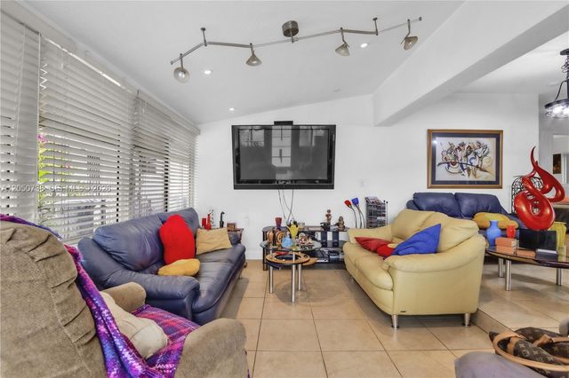 1052 NW 25th Avenue, Miami, FL 33125