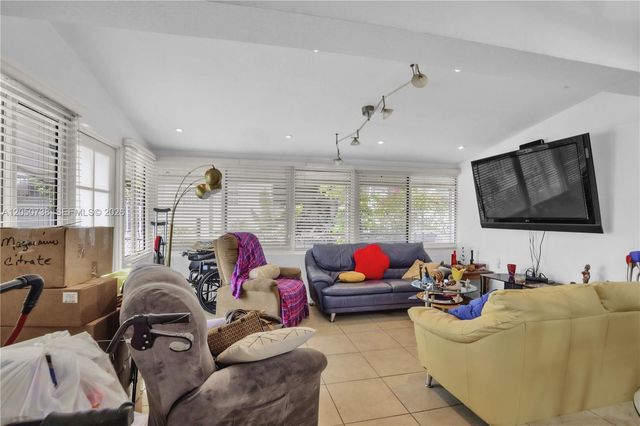 1052 NW 25th Avenue, Miami, FL 33125
