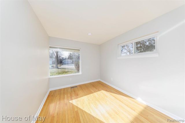 27840 Larkmoor Street, Southfield, MI 48076