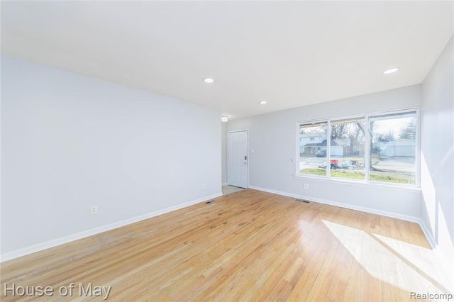 27840 Larkmoor Street, Southfield, MI 48076