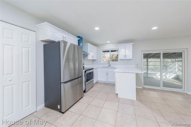 27840 Larkmoor Street, Southfield, MI 48076