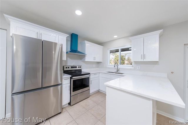 27840 Larkmoor Street, Southfield, MI 48076