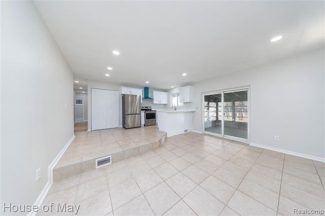 27840 Larkmoor Street, Southfield, MI 48076