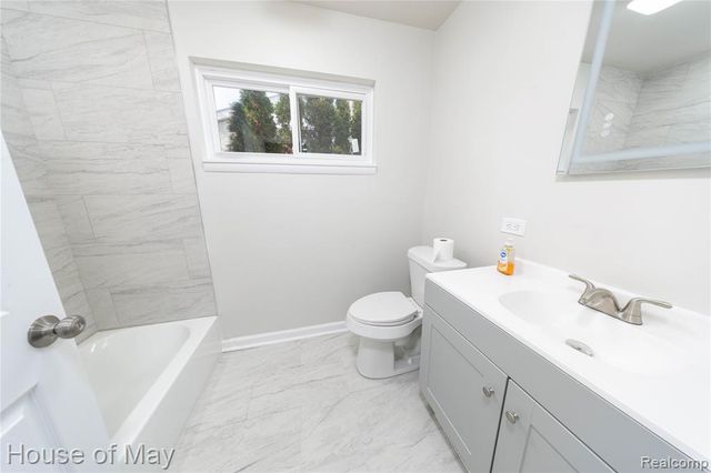 27840 Larkmoor Street, Southfield, MI 48076