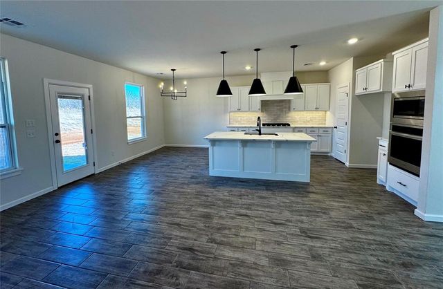 1304 Lighthorsemen Way, Choctaw, OK 73020