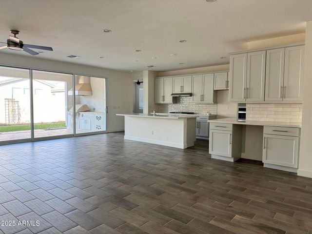17168 W MIDDLEBURY Street, Surprise, AZ 85388