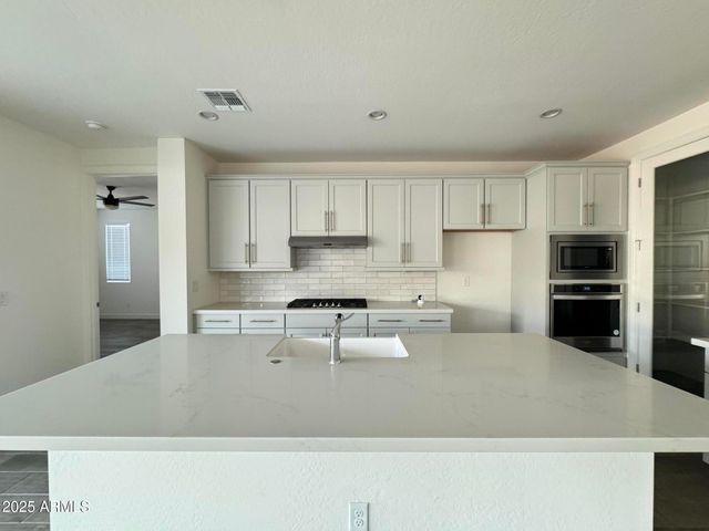 17168 W MIDDLEBURY Street, Surprise, AZ 85388