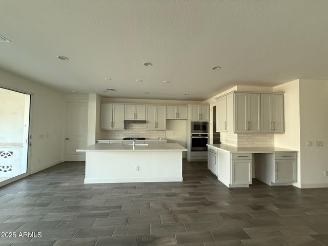 17168 W MIDDLEBURY Street, Surprise, AZ 85388