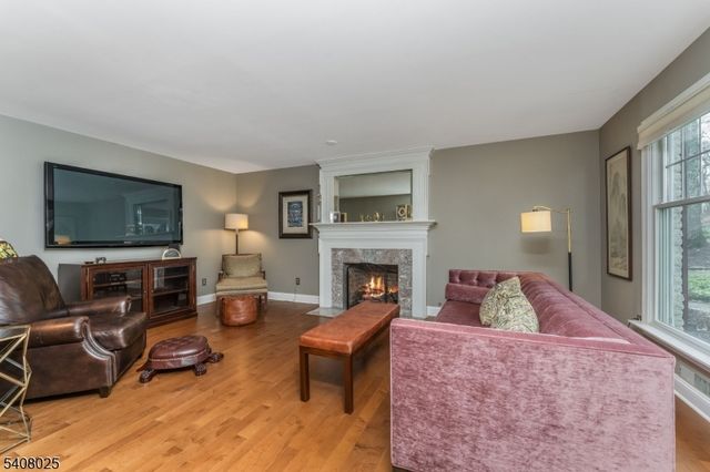 6 Bluebird Ct, Raritan Twp., NJ 08822