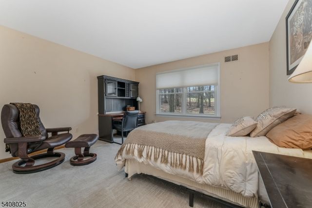 6 Bluebird Ct, Raritan Twp., NJ 08822