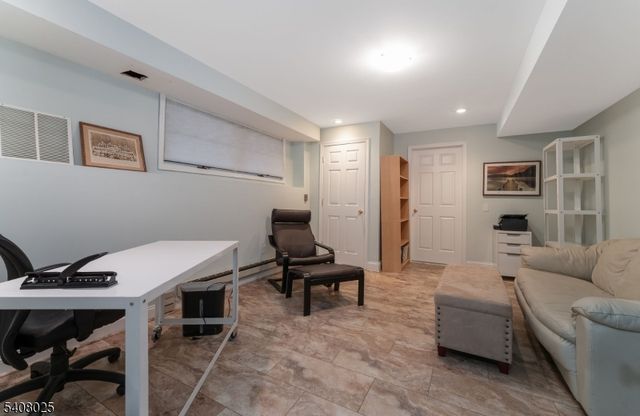 6 Bluebird Ct, Raritan Twp., NJ 08822