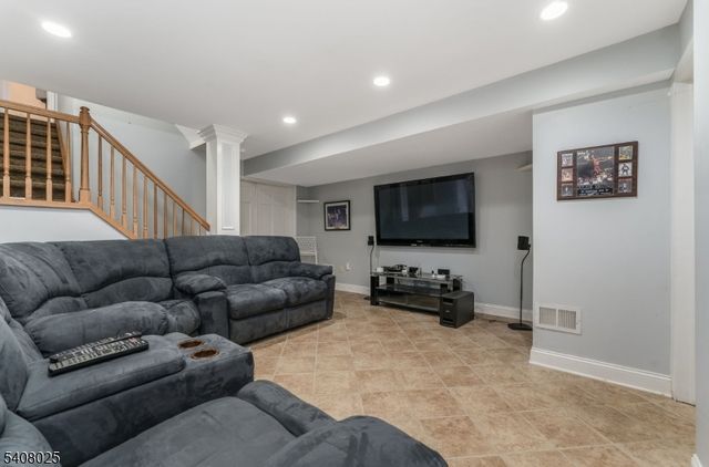 6 Bluebird Ct, Raritan Twp., NJ 08822