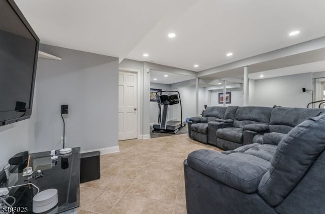 6 Bluebird Ct, Raritan Twp., NJ 08822