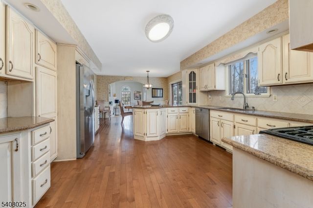 6 Bluebird Ct, Raritan Twp., NJ 08822