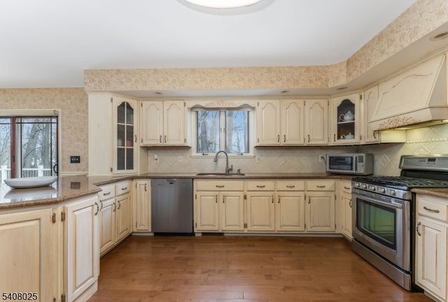 6 Bluebird Ct, Raritan Twp., NJ 08822