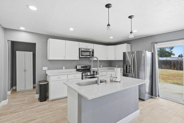 110 W Hazelwood Drive, Lemoore, CA 93245