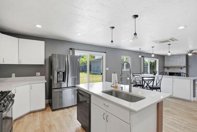 110 W Hazelwood Drive, Lemoore, CA 93245