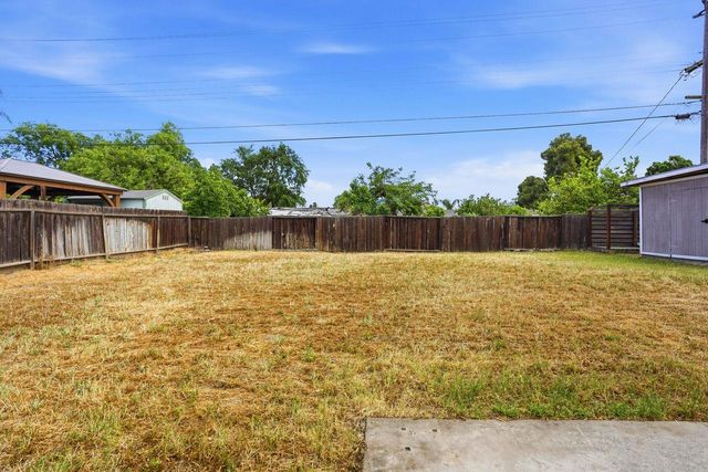 110 W Hazelwood Drive, Lemoore, CA 93245