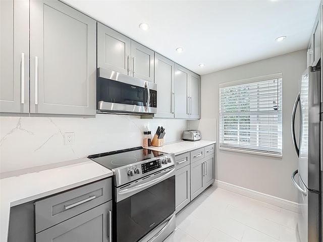 545 Oaks Lane 410, Pompano Beach, FL 33069
