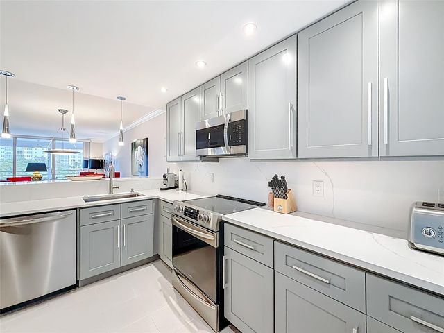 545 Oaks Lane 410, Pompano Beach, FL 33069