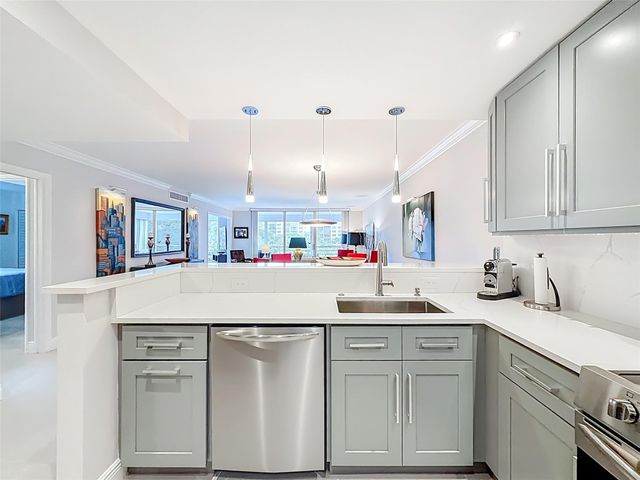 545 Oaks Lane 410, Pompano Beach, FL 33069