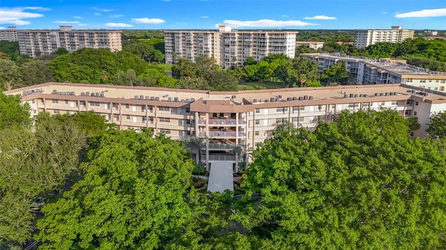 545 Oaks Lane 410, Pompano Beach, FL 33069