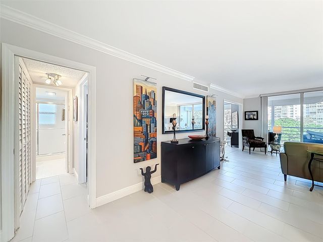 545 Oaks Lane 410, Pompano Beach, FL 33069