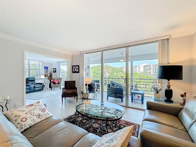 545 Oaks Lane 410, Pompano Beach, FL 33069