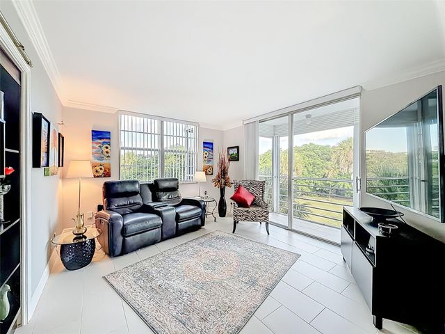 545 Oaks Lane 410, Pompano Beach, FL 33069