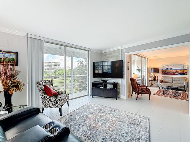 545 Oaks Lane 410, Pompano Beach, FL 33069