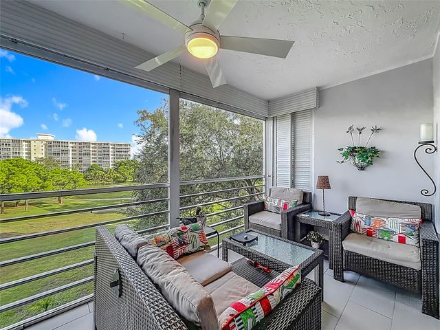 545 Oaks Lane 410, Pompano Beach, FL 33069