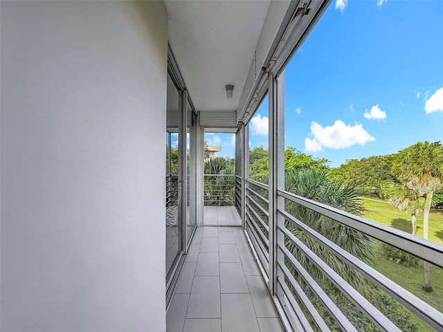 545 Oaks Lane 410, Pompano Beach, FL 33069