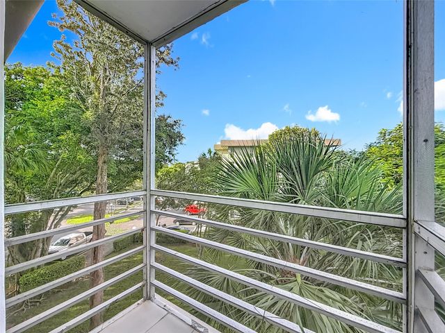 545 Oaks Lane 410, Pompano Beach, FL 33069