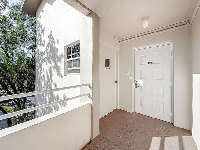 545 Oaks Lane 410, Pompano Beach, FL 33069
