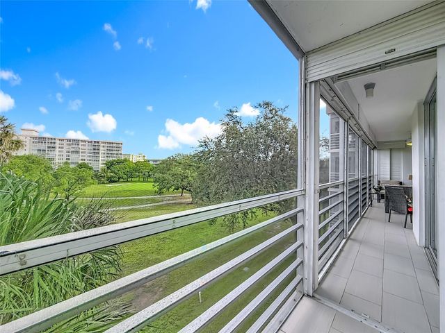 545 Oaks Lane 410, Pompano Beach, FL 33069
