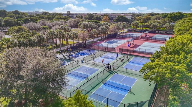 545 Oaks Lane 410, Pompano Beach, FL 33069