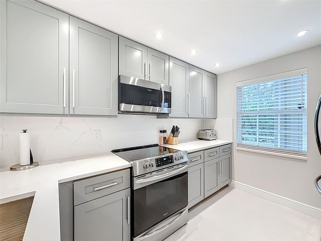 545 Oaks Lane 410, Pompano Beach, FL 33069