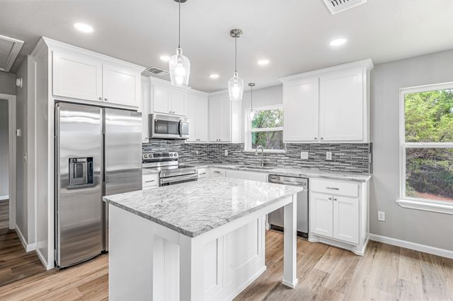 915 Comanche Cove Drive, Granbury, TX 76048