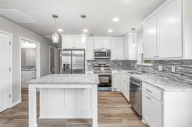 915 Comanche Cove Drive, Granbury, TX 76048