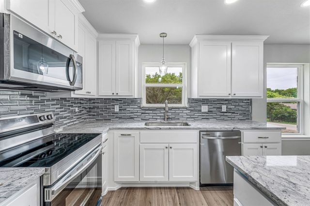 915 Comanche Cove Drive, Granbury, TX 76048