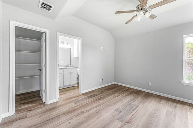 915 Comanche Cove Drive, Granbury, TX 76048