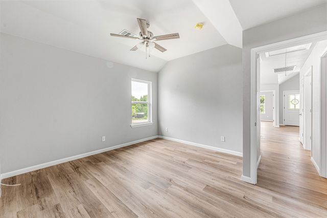 915 Comanche Cove Drive, Granbury, TX 76048