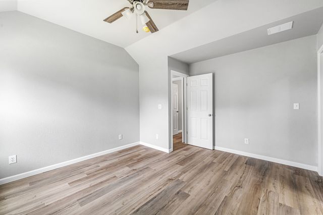 915 Comanche Cove Drive, Granbury, TX 76048