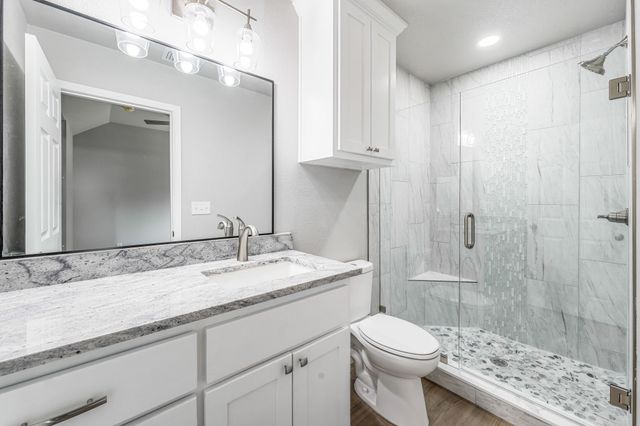 915 Comanche Cove Drive, Granbury, TX 76048