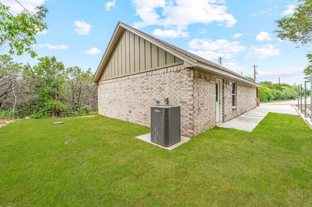 915 Comanche Cove Drive, Granbury, TX 76048