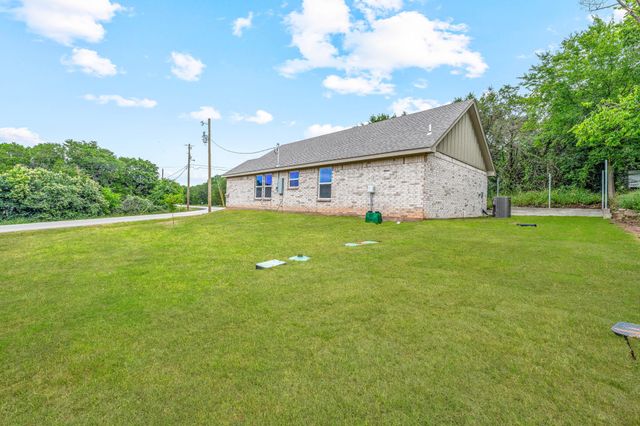 915 Comanche Cove Drive, Granbury, TX 76048